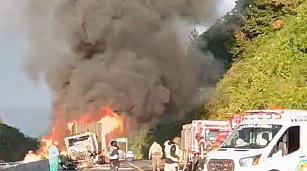 Incendio en la Autopista Siglo XXI provoca cierre y movilización de emergencias