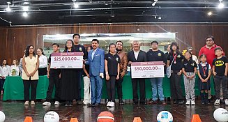 Puebla premia el talento académico y deportivo de su juventud