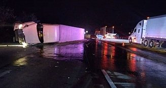 Tráiler vuelca en la autopista México-Querétaro y causa caos vial