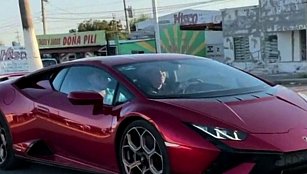 Diputado Antonio Flores genera controversia al conducir un Lamborghini