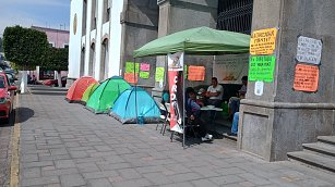 Trabajadores del ITS Tlaxco siguen en plantón por despidos injustos