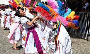 Se llena Apetatitlán de color y fiesta en arranque de Carnaval 2024