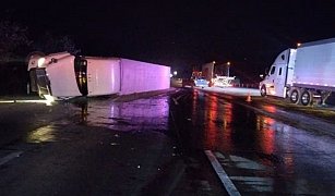 Tráiler vuelca en la autopista México-Querétaro y causa caos vial