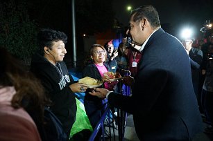 Armenta entrega cena a fans acampando por concierto de Maroon 5