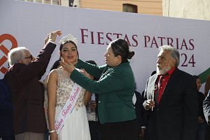 Inician fiestas patrias en Chiautempan, Blanca Angulo encabeza colocación de bandos