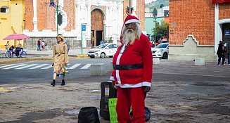 Santa Claus llena de alegría la Plaza de la Constitución en Tlaxcala