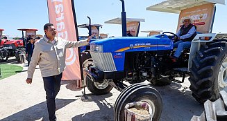 Entregan maquinaria para transformar el campo poblano