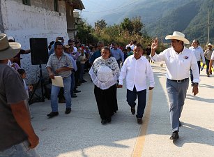 Gobernador entrega caminos en Chiconcuautla y Tepetzintla para el progreso