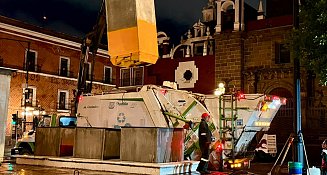 Realizan limpieza integral de contenedores soterrados en el Zócalo de Puebla