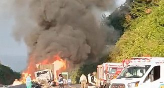 Incendio en la Autopista Siglo XXI provoca cierre y movilización de emergencias