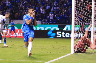 Cruz Azul vence a Puebla 2-1 y asegura el liderato de la Liga MX