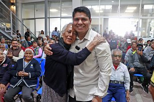 Omar Muñoz y Tere Alfaro entregan refrigerador a la estancia de día de Cuautlancingo 