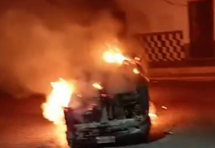 Intento de linchamiento en San Juan Tianguismanalco deja patrullas calcinadas