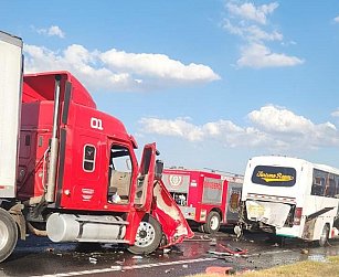 Choque entre autobús de peregrinos y tráiler en la México-Veracruz deja diez lesionados