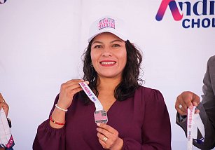 Invita Lupita Cuautle al Medio Maratón San Andrés Cholula 2025 con la Presentación de la Medalla y Kit 