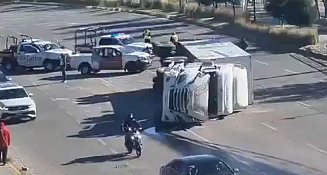 Volcadura de camión en la Vía Atlixcáyotl genera caos vial, ¡evite el área!