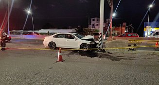 Muere hombre tras chocar contra poste en Ixtulco; habría sufrido un paro cardíaco al volante