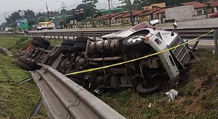 Volcadura mortal de tractocamión en autopista Puebla-Veracruz; conductor muere