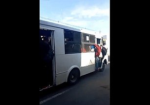 Video viral: Pasajeros colgados de la Ruta 4 en Puebla genera polémica