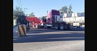 Persecución de tráiler termina en choque contra puesto de tamales en Puebla