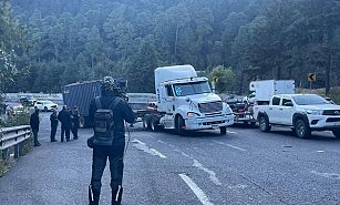 Tráiler varado en la México-Toluca provoca caos vial esta mañana