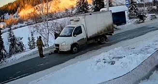 Mujer intenta estafar lanzándose a un auto en Polonia, pero es descubierta