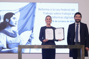 Claudia Sheinbaum firma reforma para garantizar seguridad social a repartidores