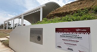 Entregan techado escolar con captación pluvial en secundaria de Puebla