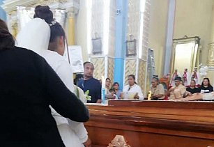 Mujer vestida de novia da emotivo adiós a su prometido en Tlaxcala