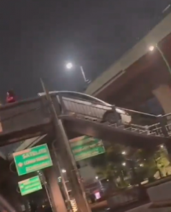Automovilista intenta cruzar puente peatonal en Periférico Norte