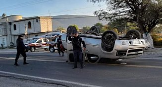 Intento de asalto en la Puebla-Tehuacán termina con volcadura de camioneta