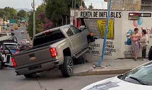 Persecución termina en choque y herida autoinfligida