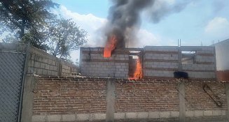 Bomberos de San Andrés Cholula atienden incendio en casa habitación