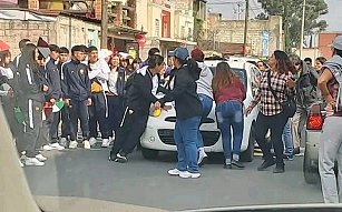 Mujer embiste a estudiantes durante desfile del 20 de noviembre en Chalco