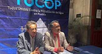 Colectivo TUCOP exige renuncia de director de SOAPAP y critica nombramientos en sector hídricoEl colectivo Todos Unidos Contra la Privatización del Agua en Puebla (TUCOP) lanzó un llamado urgente al gobernador electo de Puebla, Alejandro Armenta Mier, para solicitar la renuncia de Gustavo Gaitán Alcaraz, actual director del Sistema Operador de los Servicios de Agua Potable y Alcantarillado del Municipio de Puebla (SOAPAP), quien ha ocupado el cargo durante los últimos 10 años.  Manuel Bravo Bruno, presidente de TUCOP, expresó su preocupación por la continuidad de Gaitán Alcaraz, quien ha sido parte de la administración desde el morenovallismo, lo que genera desconfianza en el colectivo. Bravo señaló que, a pesar de los cambios en el gobierno, su permanencia en el puesto es alarmante y solicitó que se considere la opinión de la sociedad civil para la designación de nuevos perfiles.  Además, el colectivo criticó el reciente nombramiento de José Lauro Sánchez López como director del Consejo Estatal del Agua y Saneamiento de Puebla, argumentando que, aunque tiene experiencia gubernamental, carece de conocimientos específicos en el sector hídrico. TUCOP exige que se designe a un experto en el tema en lugar de un perfil político.  Finalmente, el colectivo instó al gobernador electo a nombrar a los mejores perfiles con base en su experiencia y no por compromisos de campaña, buscando mejorar la gestión del agua en Puebla.