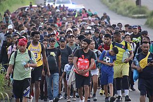 Mil migrantes parten en la caravana "Dios nos Guía" desde Tapachula hacia Ciudad de México