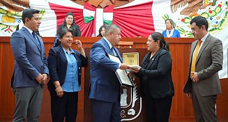 Reconocen en Tlaxcala a Juan Luis Cruz con el Premio Miguel N. Lira