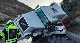 Choque múltiple en Celaya-San Miguel: tráiler aplasta auto y cierra vialidad