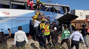 Tren impacta autobús en Saltillo: ocho heridos y rescate en marcha