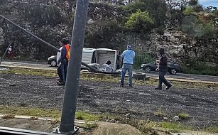 Camioneta vuelca en Periférico Ecológico rumbo a Tehuacán