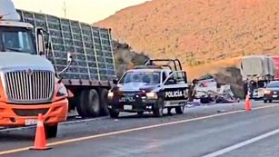 Choque en autopista Siglo XXI deja madre e hijo heridos de gravedad