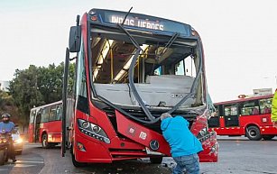 Accidentes en CDMX: choques con transporte público dejan heridos y caos