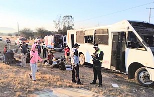 Accidente en la carretera 57: Autobús de personal choca con pipa y deja seis heridos