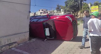 Sujetos vuelcan su camioneta en Acxotla del Río