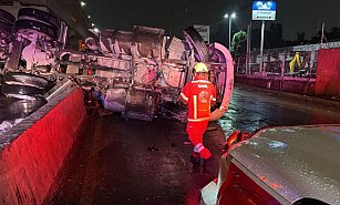 Volcadura de tráiler en la México-Puebla afecta circulación