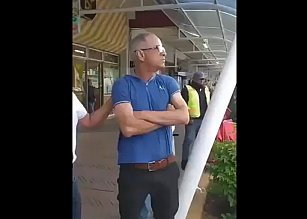 Presunto clonador de tarjetas es retenido por vecinos en Puebla