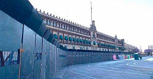 Feministas critican las vallas en el Zócalo previo a la marcha del 8M