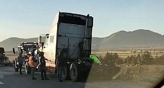 Accidente en Arco Norte: tráiler pierde control y cierra carril a Puebla