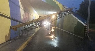 Volcadura de vehículo derriba estructura en San Andrés Cholula 