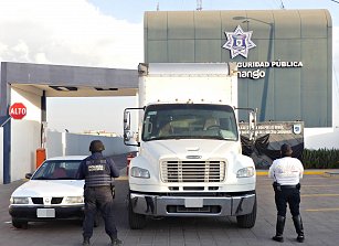 Recuperó policía de Coronango un tráiler robado y rescató al conductor